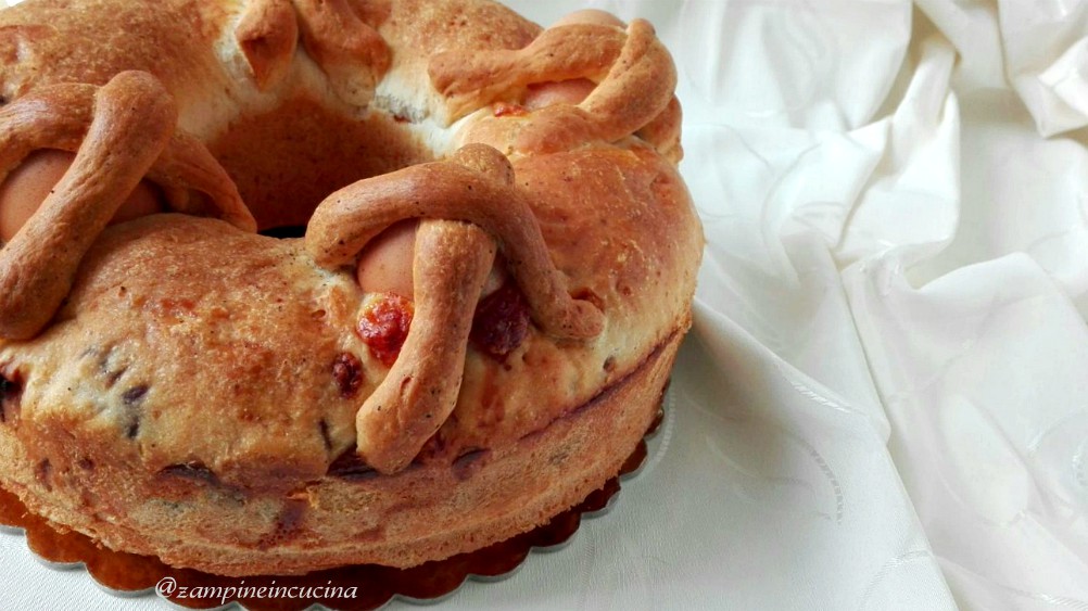 Casatiello napoletano, rustico salato di Pasqua - Zampine ...